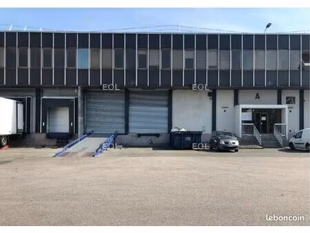 local logistique 1 330 m²