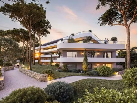 soleil  pins et grand balcon — un pied-à-terre au 1er étage à antibes