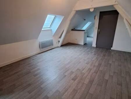 loue f2 mansardé proximité commerces