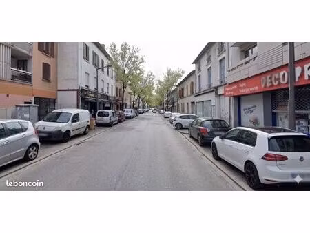 commerce habillement/textile 85 m²
