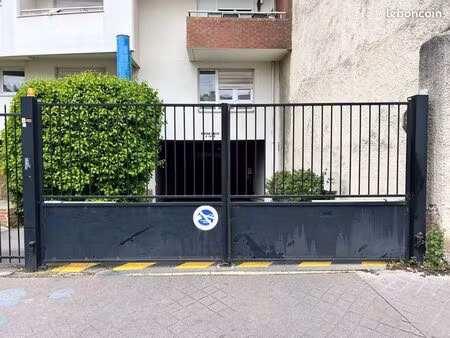 place de parking sécurisée à 6 min métro ligne 5