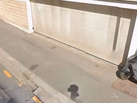place de parking couverte et fermée