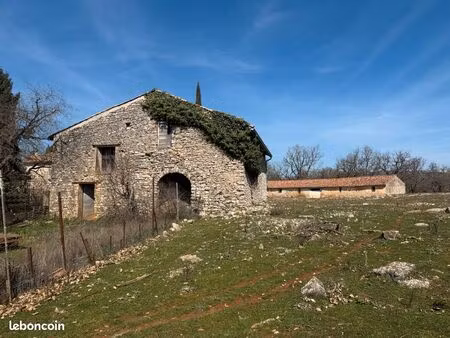 exceptionnel domaine de 130 hectares avec ancien hameau à rénover