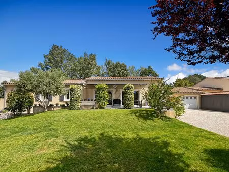 eyragues superbe villa de plain-pied avec beaux volumes et garage de 70 m²