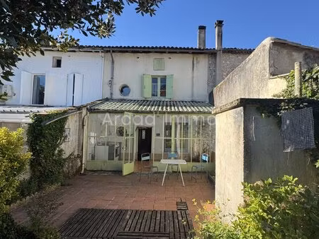maison de village avec véranda  cabanon de jardin  jardin avec puits.