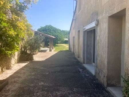 maison en pierre rénovée avec plus de 50m2 de dépendances et jardin arboré au centre de la