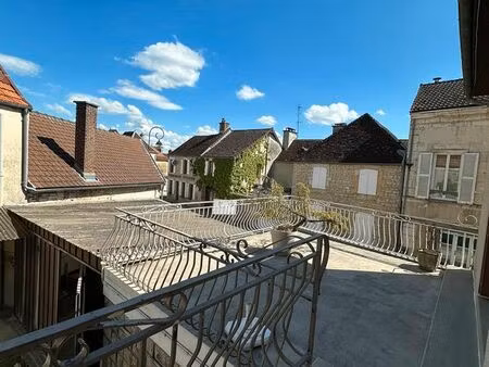 maison 175m2-terrasse-cour privative-dependances