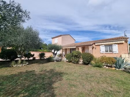 a régusse  charmante villa avec piscine et garage
