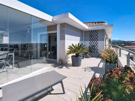 appartement lumineux avec terrasse sur le toit et vue mer