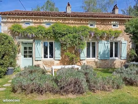 belle charentaise avec gîte  piscine et grange sur1 hectare. nanteuil-en-vallée 16700