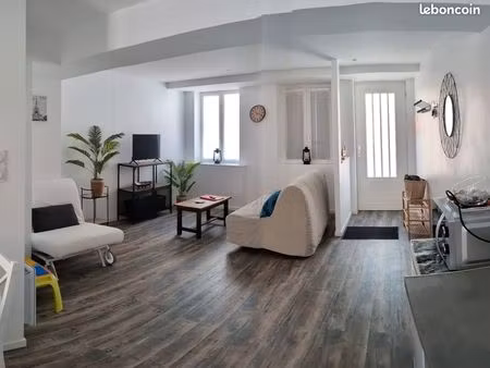 t2 55 m² refait à neuf + cour 40 m²