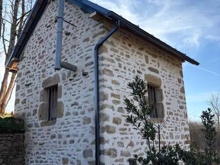 terrain de loisir avec bâtisse en pierres