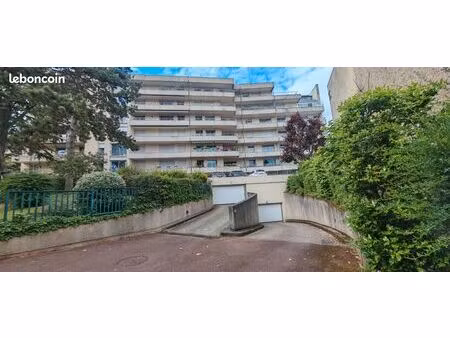 box sécurisé avec électricité dans résidence calme