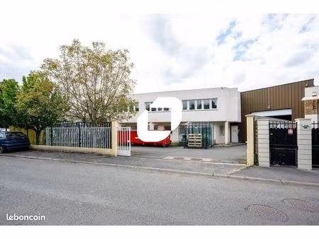 local d'activité 890 m²