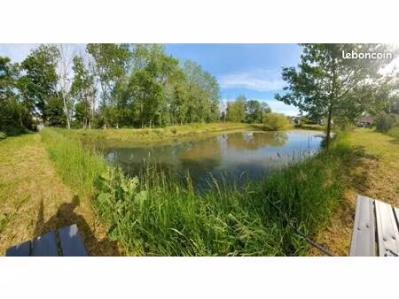terrain de loisirs avec petit étang