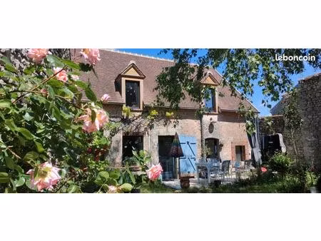 maison en pierres rénovée avec grand jardin clos