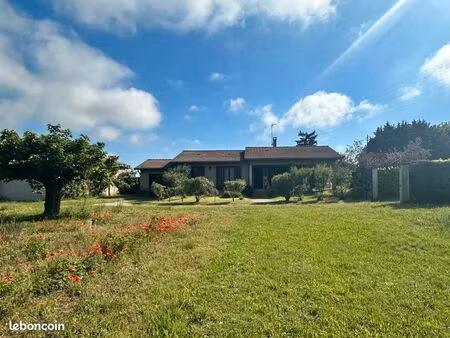 maison individuelle de plain-pied avec grande dépendance