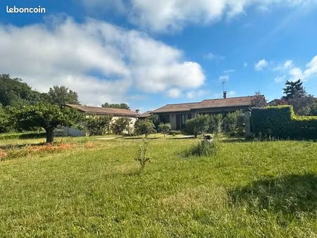 maison individuelle de plain-pied avec grande dépendance