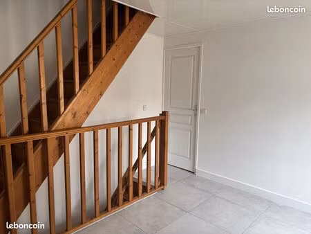 petite maison 2 étages – centre de montalieu
