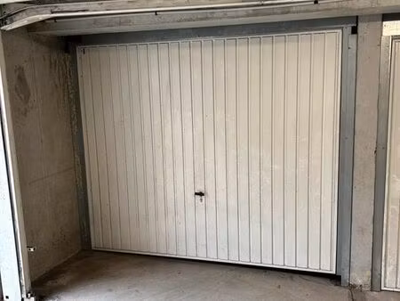 loue garage fermé / box dans résidence sécurisée