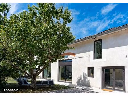 location local professionnel + logement de fonction dans grange rénovée sur champagnier