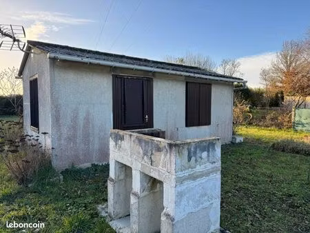 maisonnette et terrain de loisirs