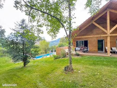 maison avec vue et piscine