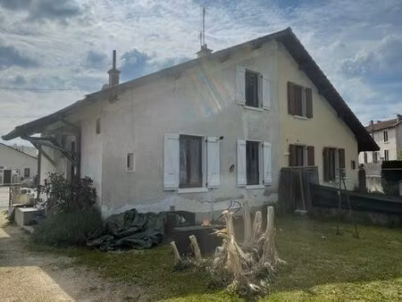 maison à fort potentiel idéalement située à la tour du pin