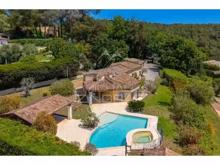 élégante villa familiale avec piscine et jacuzzi  à quelques minutes de valbonne