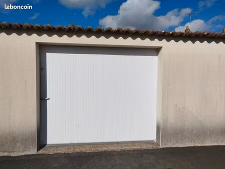 garage fermé 24 m²+ 15 m ² de grenier.■portail pvc bon état double serrures