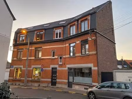 commerce d'angle de +-160m² dans le centre proche de la gare
