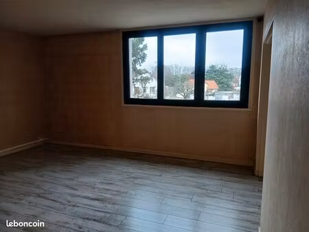 a saisir f4 très bon état