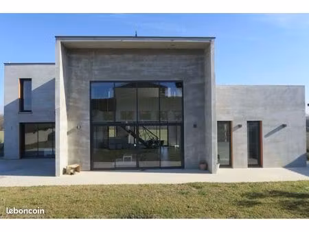 villa d’architecte 185m2  vue dégagée  éléments à terminer