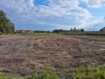 très beau terrain constructible 2400m2