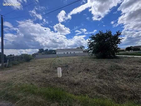 ? terrain constructible 687 m² — au cœur du vignoble de saint-émilion