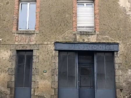 grande maison centre ville montsûrs à rénover