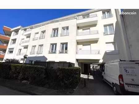 appartement 4 pieces centre ville 3 eme étage avec parking et garages possibles