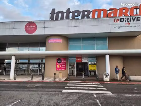 local commercial ultra visible face aux caisses intermarche