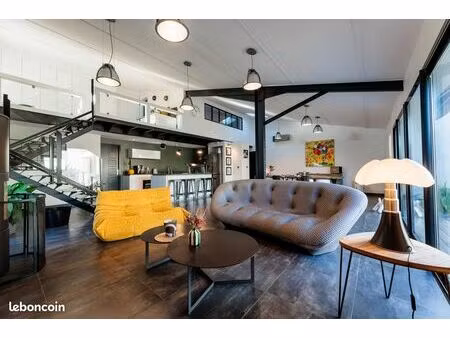 loft/atelier/surface 4 pièces 145 m²