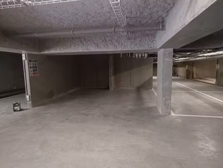 place de parking sécurisée en sous-sol – campus universitaire