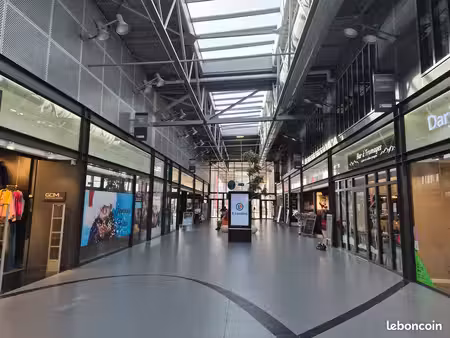 beau local au centre commercial leclerc