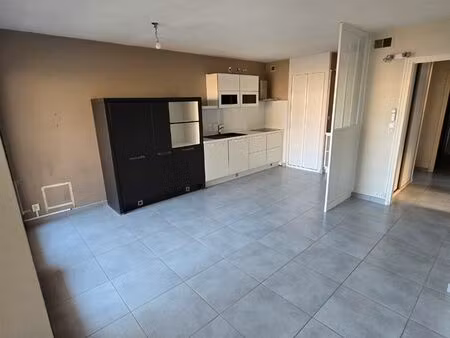 àà louer – t3 non meublé + garage – centre-ville