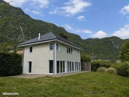 maison avec jardin  vue lac