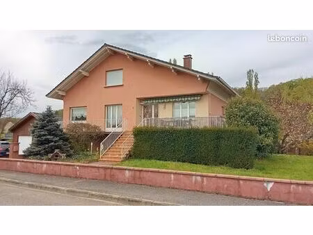 maison avec très grand terrain et fort potentiel ainsi que de belles fonctionnalités