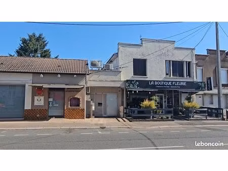immeuble avec commerces  appartements  garage et cour