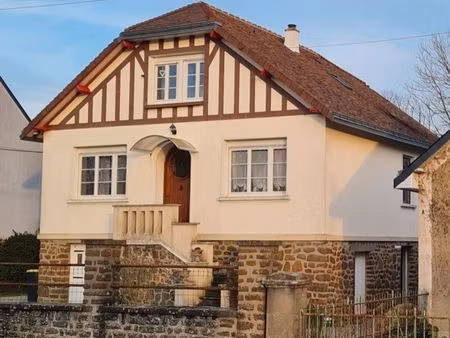 maison de bourg au bord de la rivière