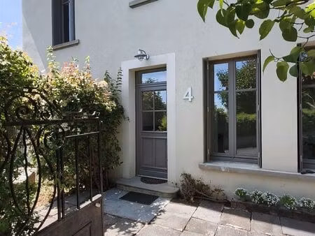 grande maison familiale avec jardin arboré et piscine