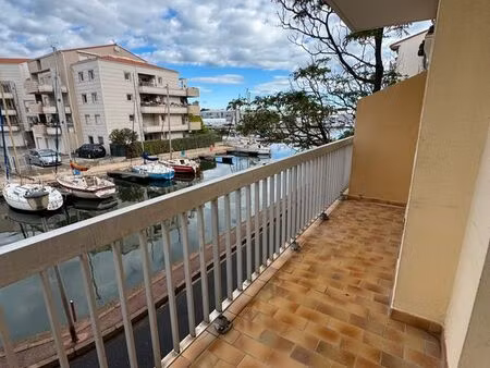 appartement rénové avec balcon et vue port