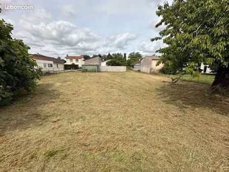 terrain 700m² montech centre proche canal