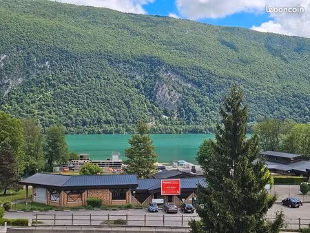 face au lac d'aiguebelette avec ponton privé pour accès au lac